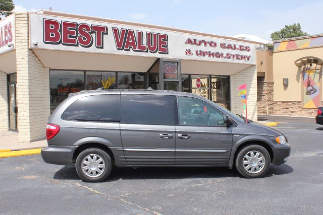 Chrysler Town and Country 2004 photo 2