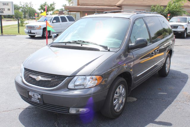 Chrysler Town and Country 2004 photo 3