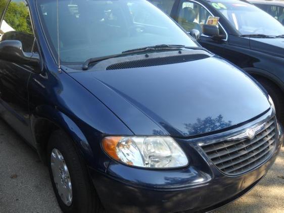 Chrysler Town and Country 2004 photo 2