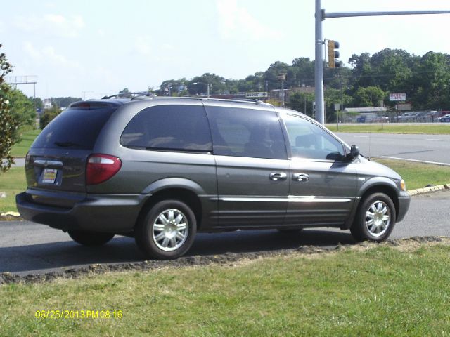 Chrysler Town and Country 2004 photo 1