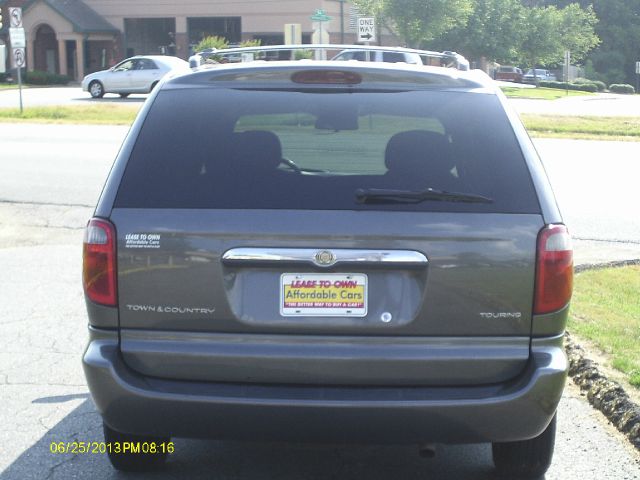 Chrysler Town and Country 2004 photo 2