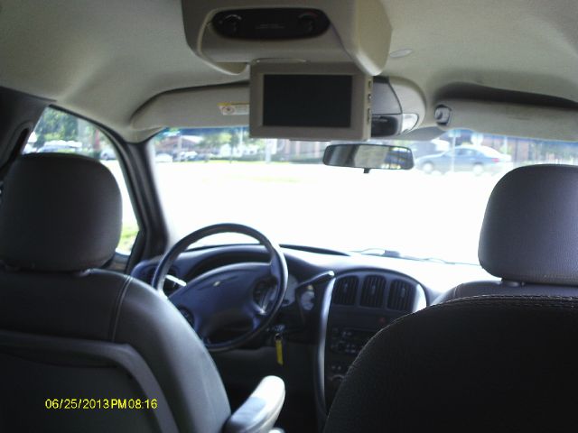 Chrysler Town and Country 2004 photo 3