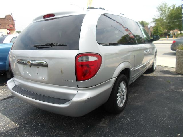 Chrysler Town and Country 2004 photo 6