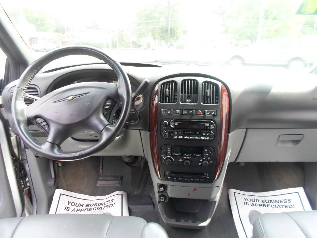 Chrysler Town and Country 2004 photo 8