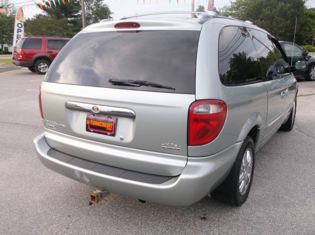Chrysler Town and Country 2004 photo 3