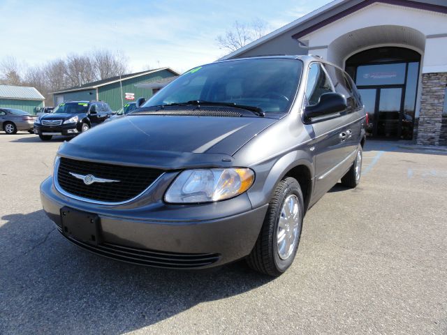 Chrysler Town and Country 2004 photo 2