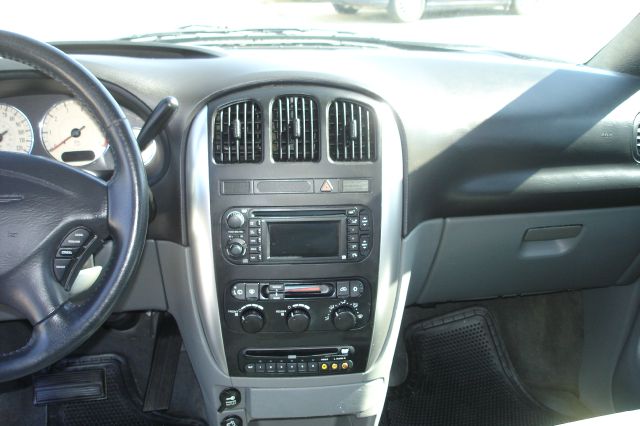 Chrysler Town and Country 2004 photo 11