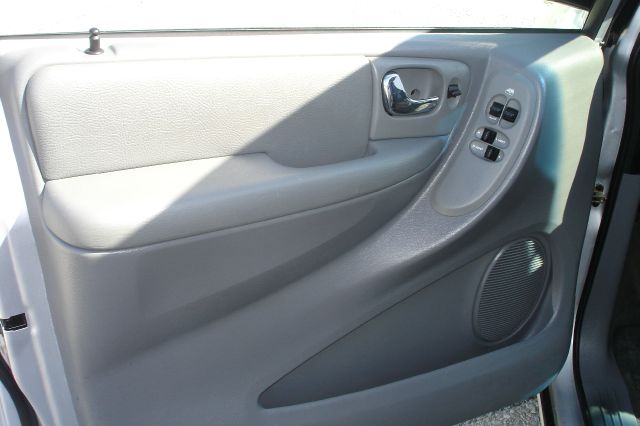 Chrysler Town and Country 2004 photo 9