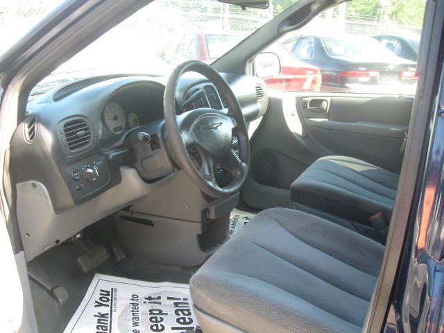 Chrysler Town and Country 2004 photo 0