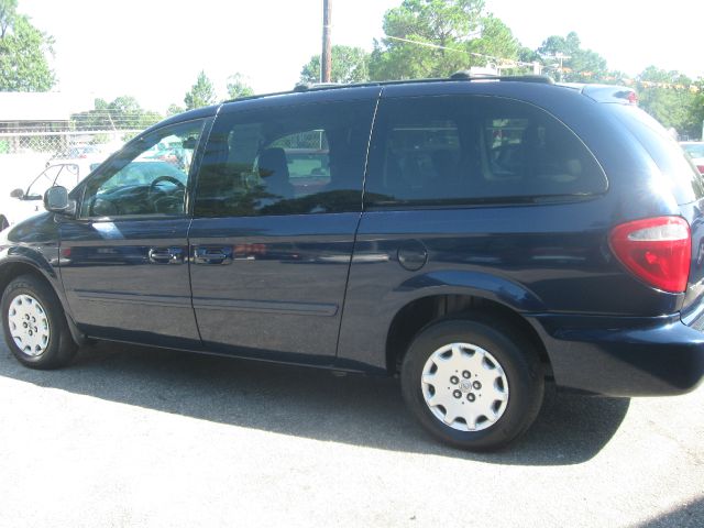 Chrysler Town and Country 2004 photo 2