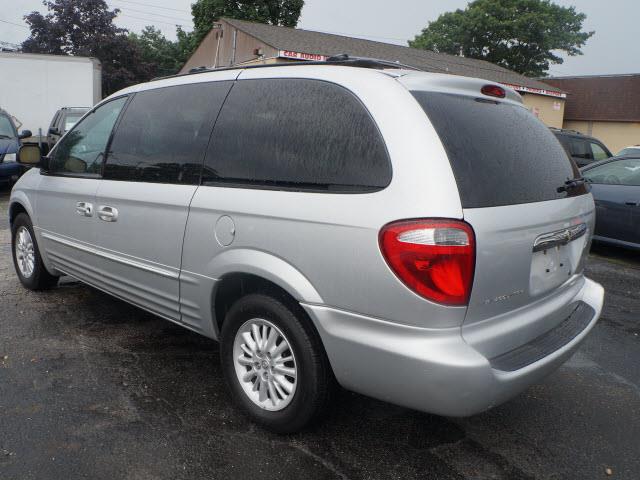 Chrysler Town and Country 2004 photo 3