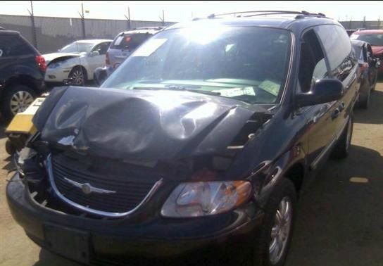 Chrysler Town and Country 2004 photo 1