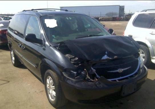Chrysler Town and Country 2004 photo 2