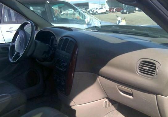 Chrysler Town and Country 2004 photo 3