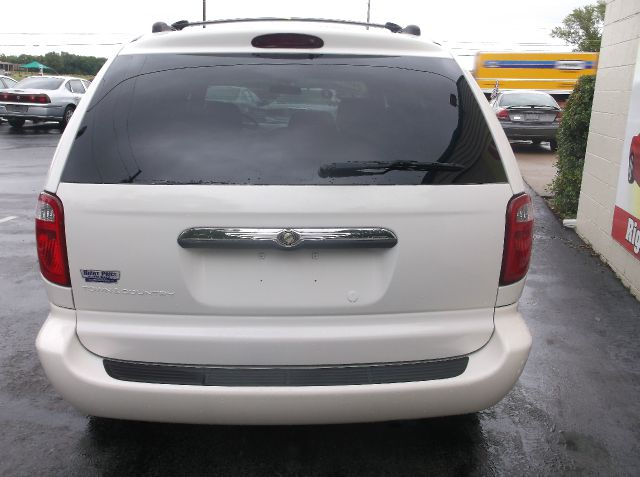 Chrysler Town and Country 2004 photo 2
