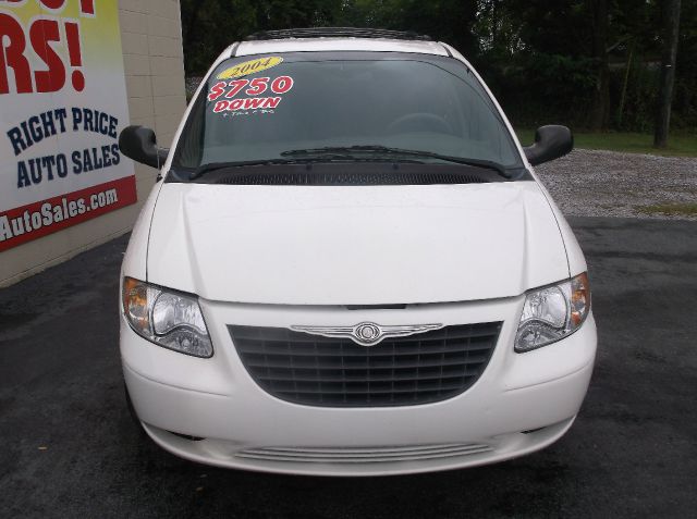 Chrysler Town and Country 2004 photo 4