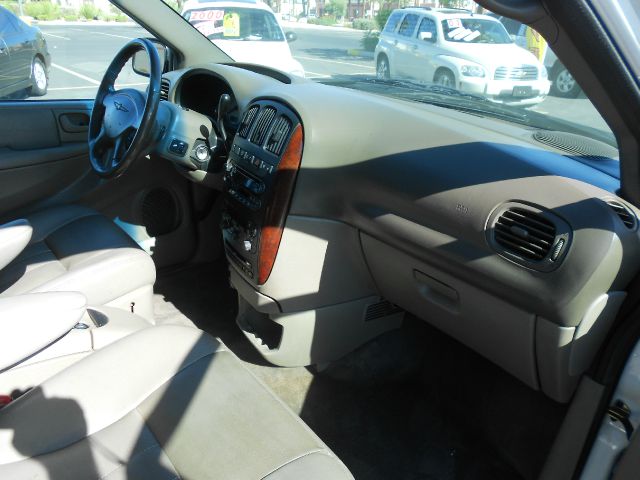 Chrysler Town and Country 2004 photo 1