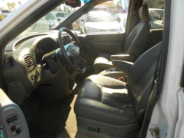Chrysler Town and Country 2004 photo 10