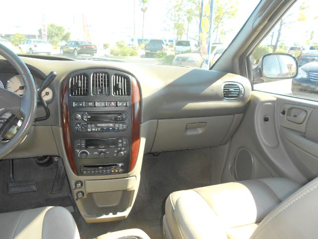 Chrysler Town and Country 2004 photo 11
