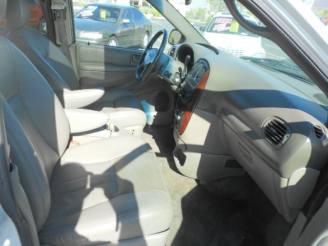 Chrysler Town and Country 2004 photo 15