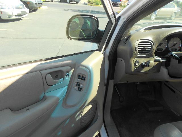 Chrysler Town and Country 2004 photo 17