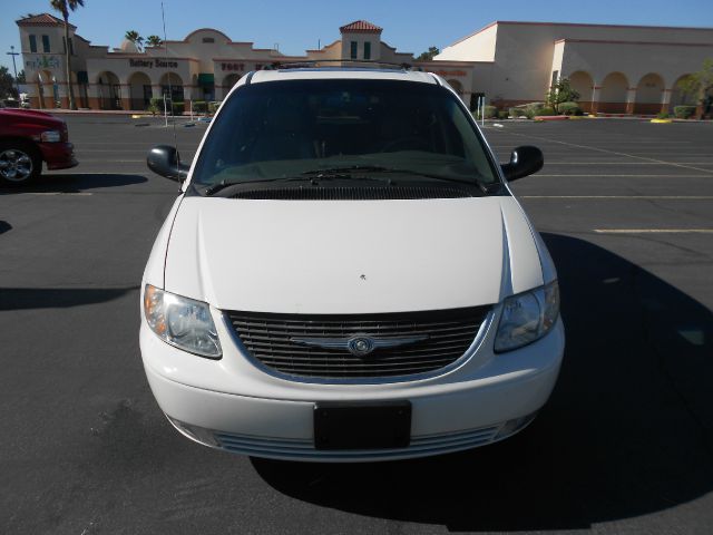 Chrysler Town and Country 2004 photo 3