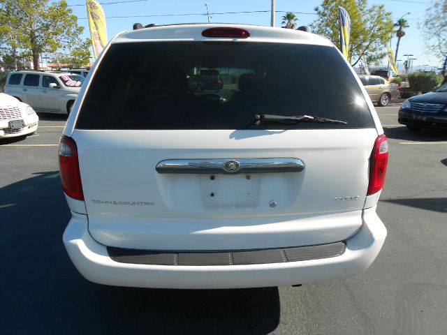 Chrysler Town and Country 2004 photo 4