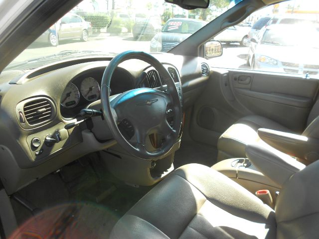 Chrysler Town and Country 2004 photo 8