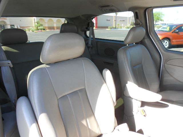 Chrysler Town and Country 2004 photo 9