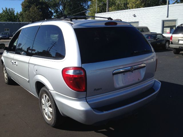 Chrysler Town and Country 2005 photo 1
