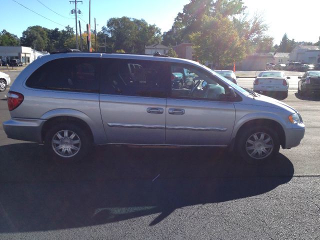 Chrysler Town and Country 2005 photo 2