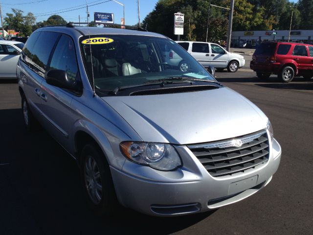 Chrysler Town and Country 2005 photo 3