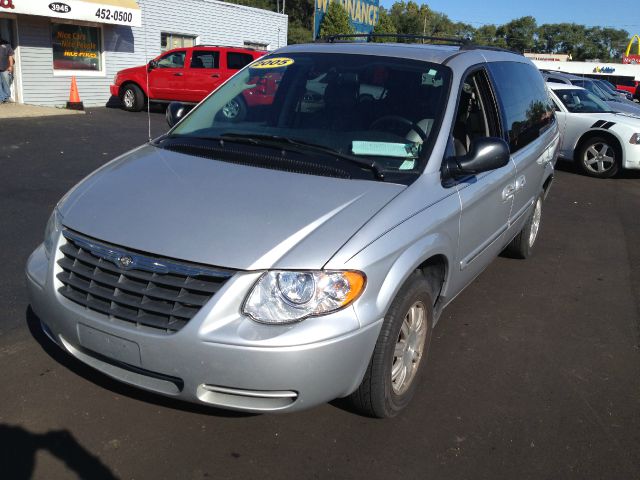 Chrysler Town and Country 2005 photo 4