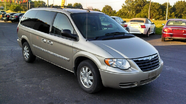 Chrysler Town and Country 2005 photo 2