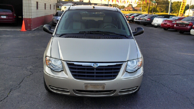 Chrysler Town and Country 2005 photo 3