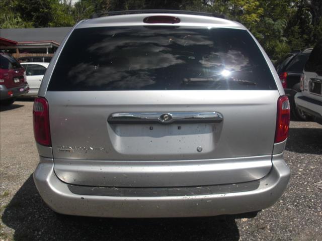 Chrysler Town and Country 2005 photo 1