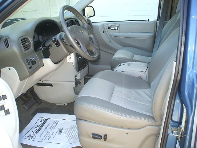 Chrysler Town and Country 2005 photo 1