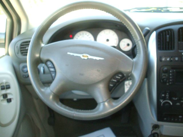 Chrysler Town and Country 2005 photo 12