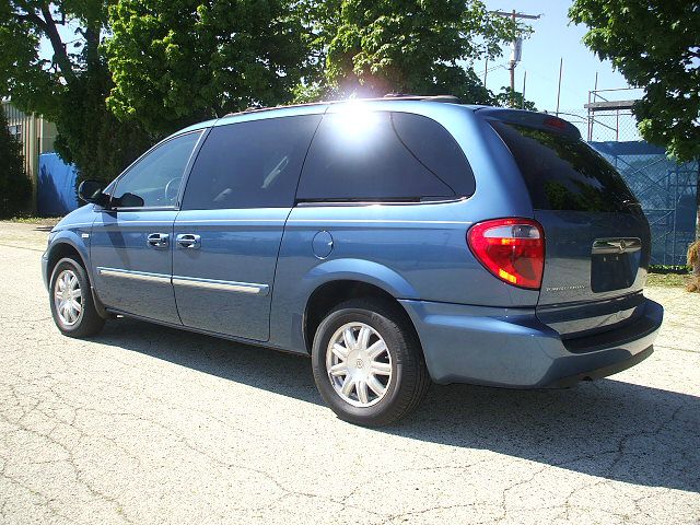 Chrysler Town and Country 2005 photo 16