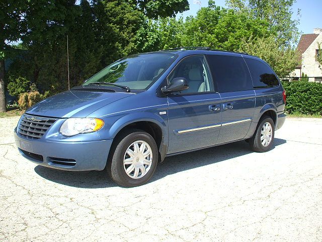 Chrysler Town and Country 2005 photo 17