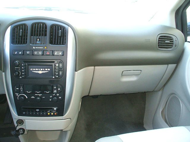 Chrysler Town and Country 2005 photo 3