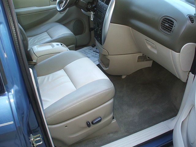 Chrysler Town and Country 2005 photo 4