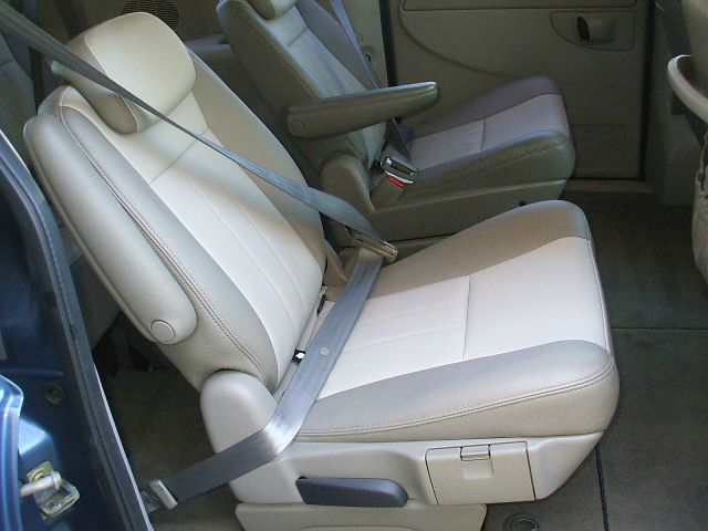 Chrysler Town and Country 2005 photo 6