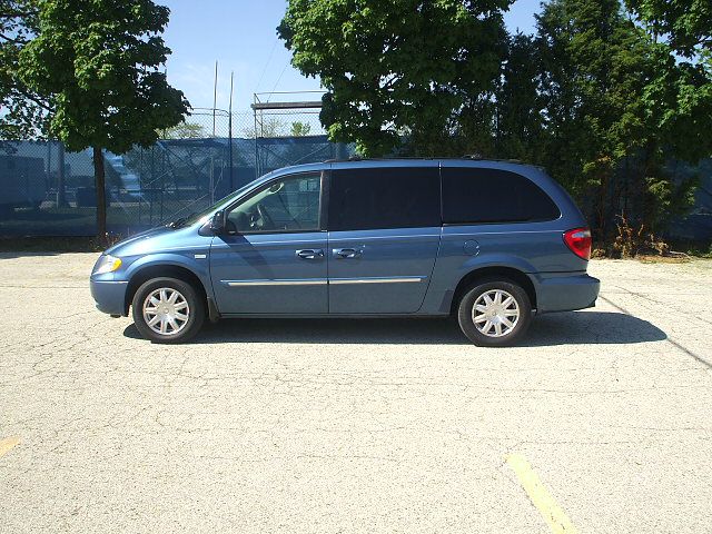 Chrysler Town and Country 2005 photo 8