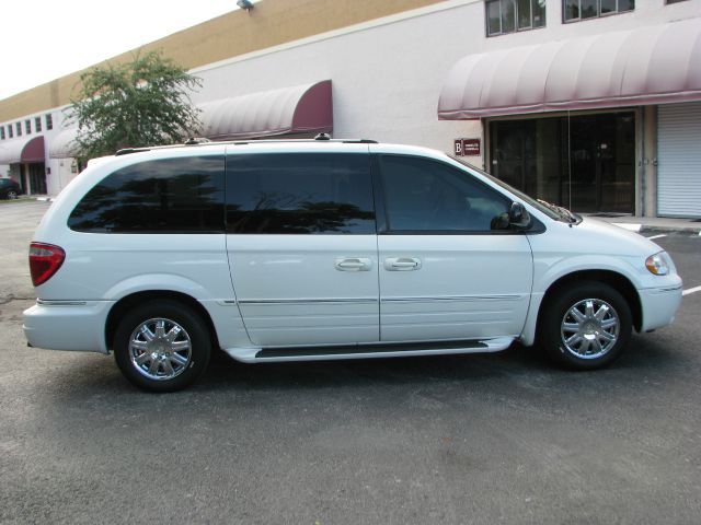 Chrysler Town and Country 2005 photo 1