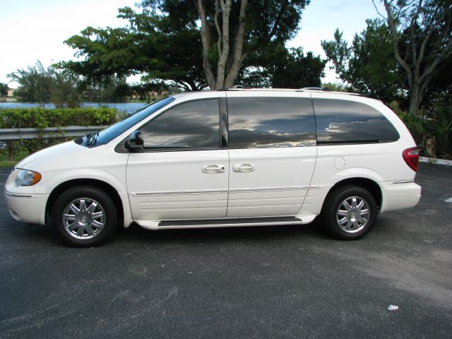 Chrysler Town and Country 2005 photo 2