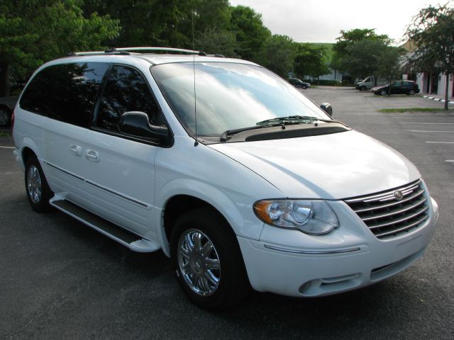 Chrysler Town and Country 2005 photo 3