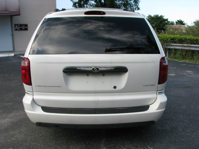 Chrysler Town and Country 2005 photo 4