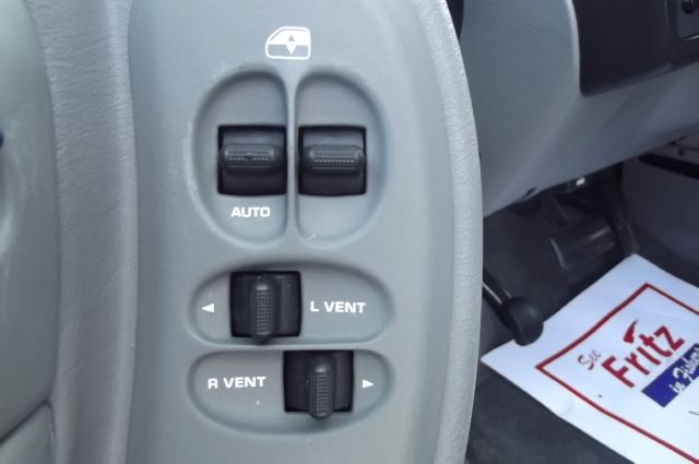 Chrysler Town and Country 2005 photo 1