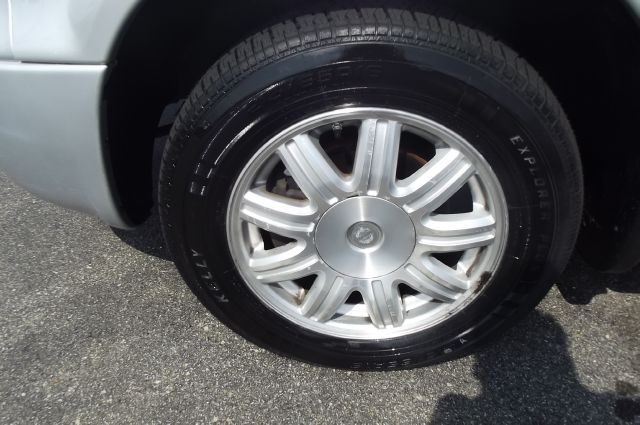 Chrysler Town and Country 2005 photo 2